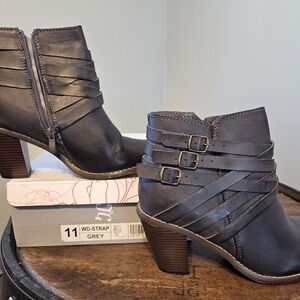Journee collection strap ankle boots,  gray, size 11